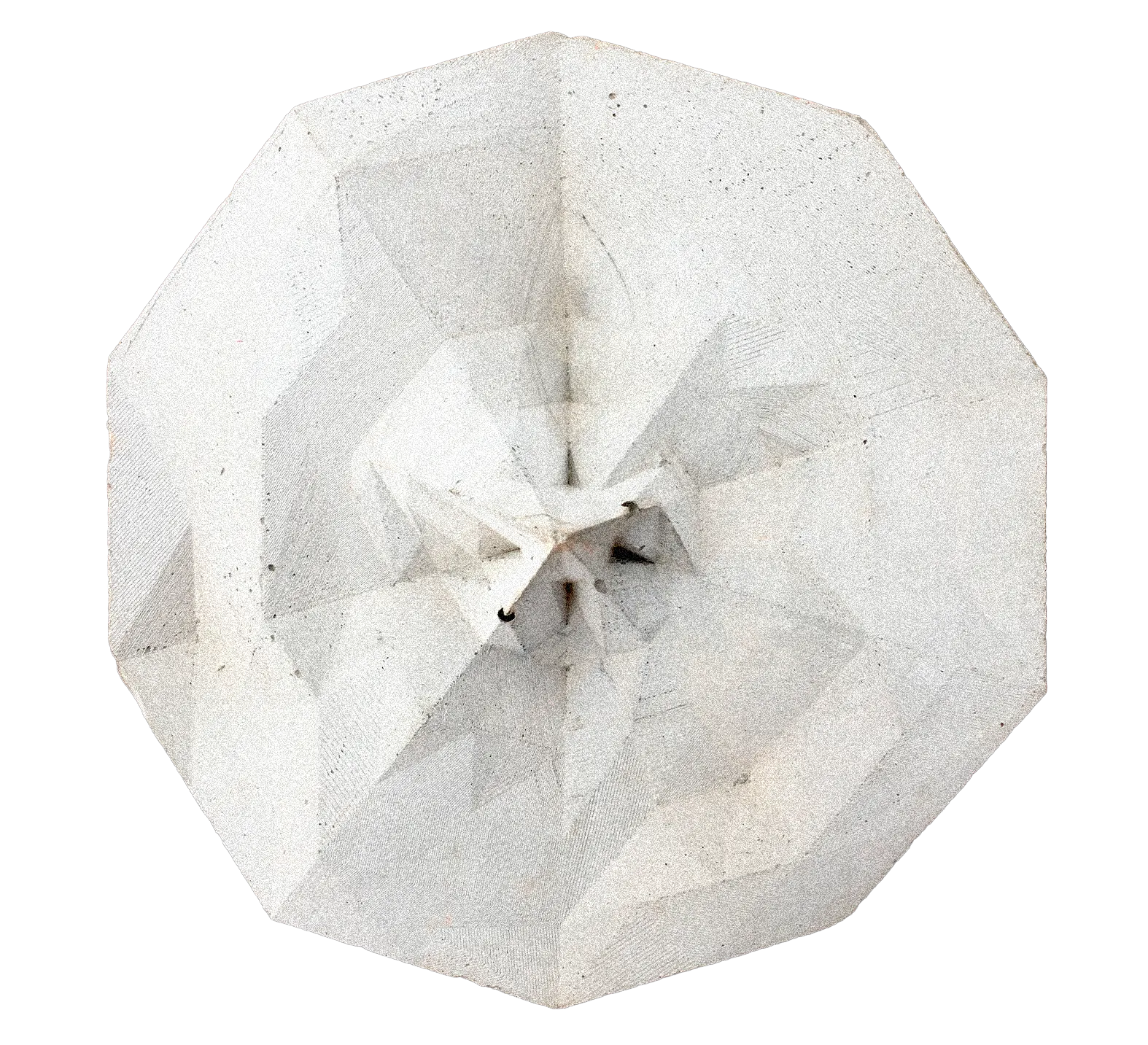 L'escultura final del monòlit, una peça poligonal blanca