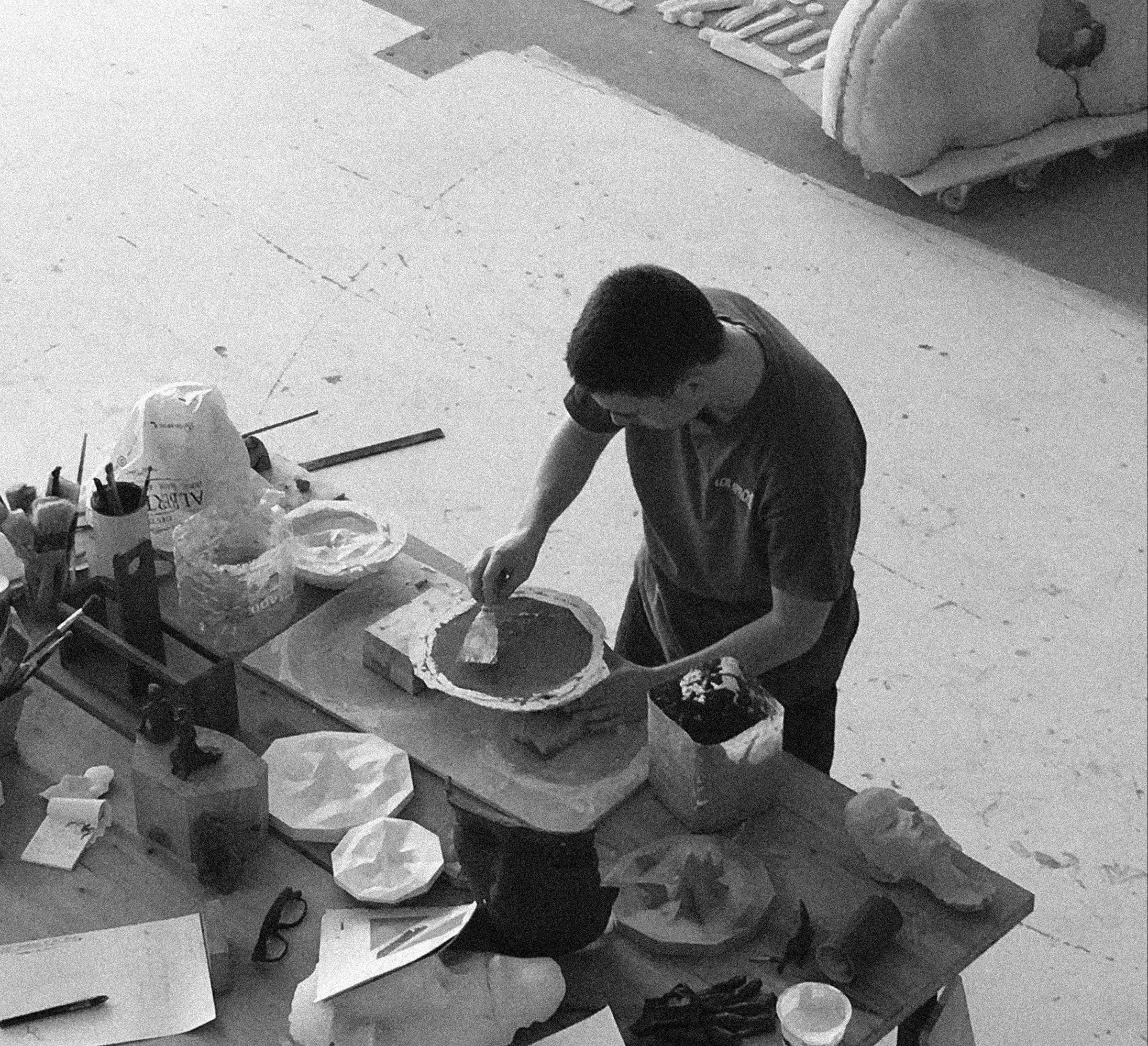 Bruno Aznar treballant l'escultura al taller