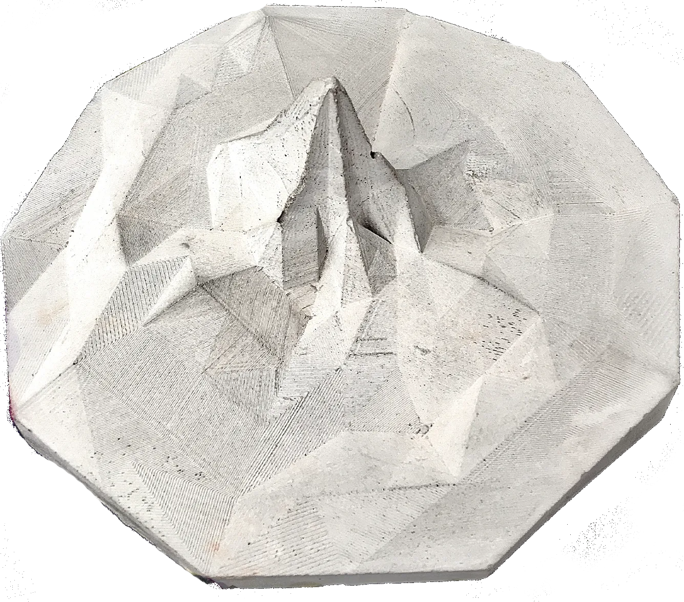L'escultura del monòlit sobre fons blanc